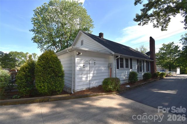 212 Sharon Avenue NW, Lenoir, NC 28645