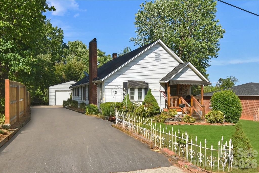 212 Sharon Avenue NW, Lenoir, NC 28645