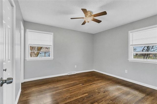 402 SW 23rd Street, Blue Springs, MO 64015