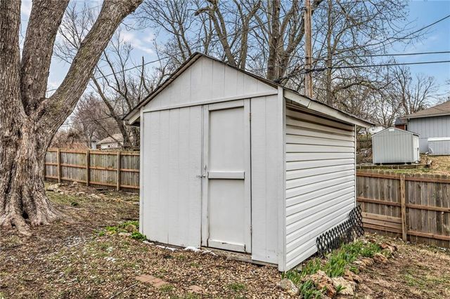 402 SW 23rd Street, Blue Springs, MO 64015