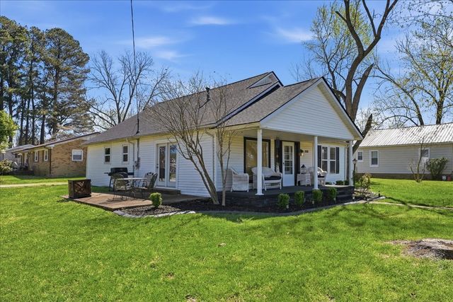 908 Smith Ave, Lawrenceburg, TN 38464