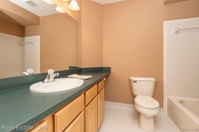 52033 Pebble Creek Drive, New Baltimore, MI 48047