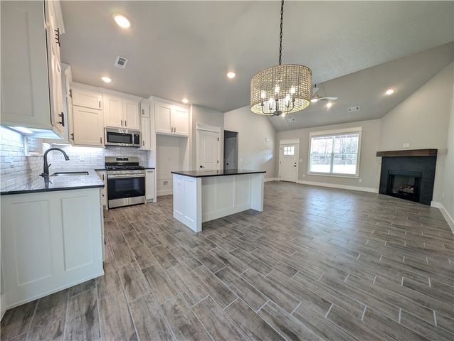 9 Langholm Circle, Bella Vista, AR 72715