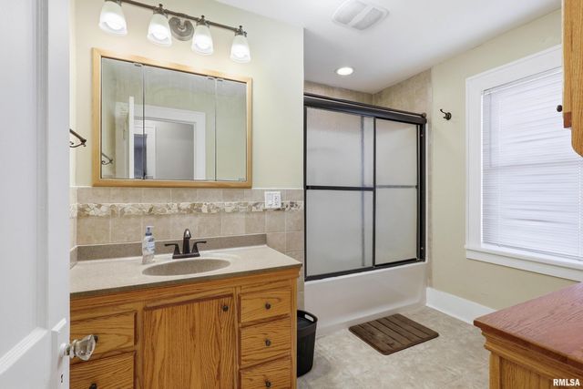 2440 CAREY Avenue, Davenport, IA 52803