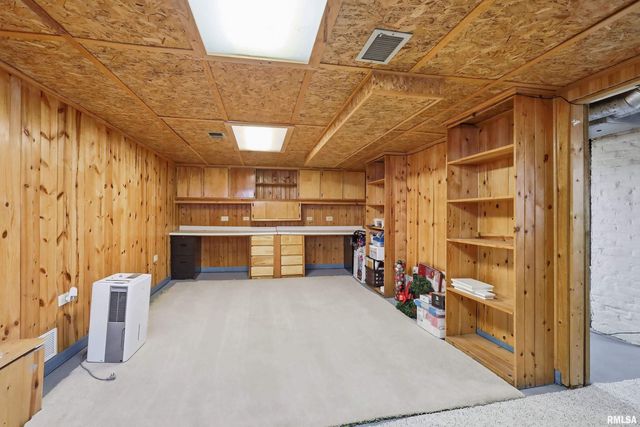 2440 CAREY Avenue, Davenport, IA 52803