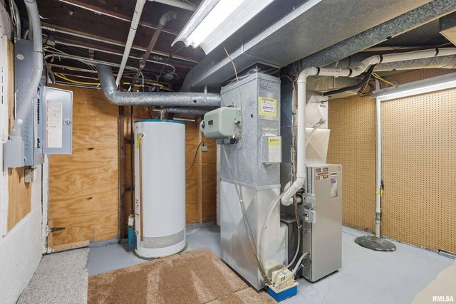 2440 CAREY Avenue, Davenport, IA 52803