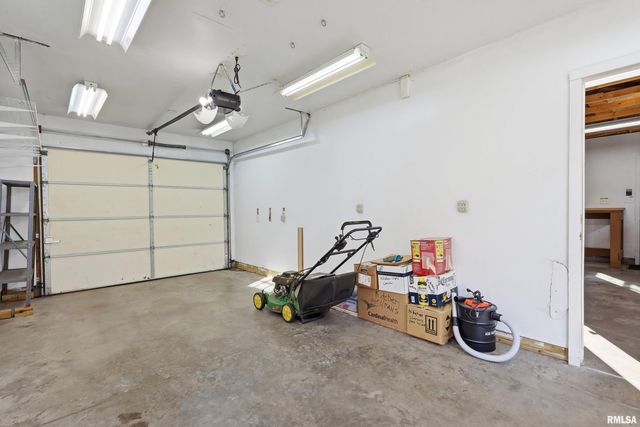 2440 CAREY Avenue, Davenport, IA 52803