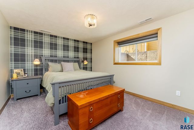 8204 E Wicker Ct Court, Sioux Falls, SD 57110