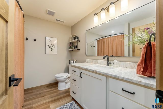 8204 E Wicker Ct Court, Sioux Falls, SD 57110