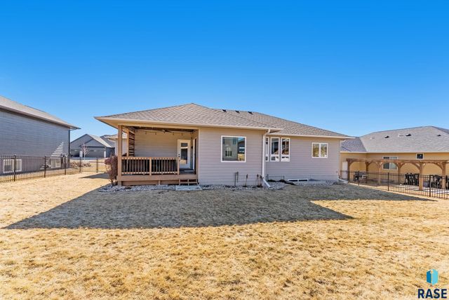 8204 E Wicker Ct Court, Sioux Falls, SD 57110