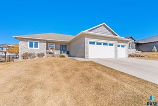 8204 E Wicker Ct Court, Sioux Falls, SD 57110