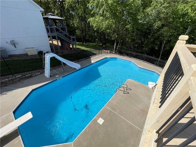 8636 N Utica Avenue, Kansas City, MO 64053