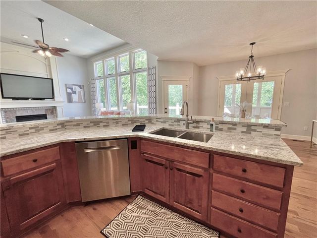 8636 N Utica Avenue, Kansas City, MO 64053