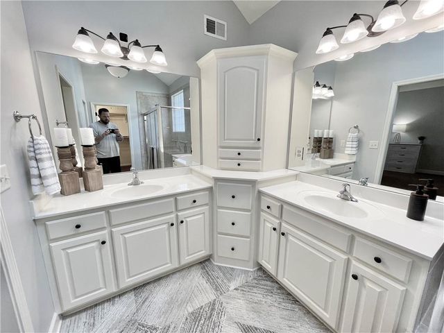 8636 N Utica Avenue, Kansas City, MO 64053