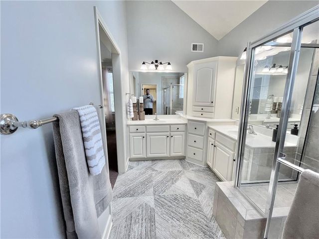 8636 N Utica Avenue, Kansas City, MO 64053