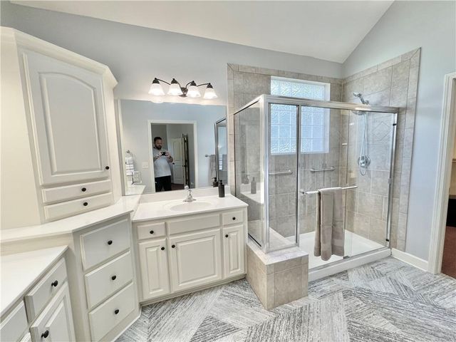 8636 N Utica Avenue, Kansas City, MO 64053