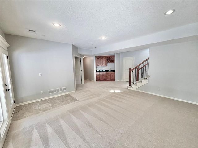 8636 N Utica Avenue, Kansas City, MO 64053