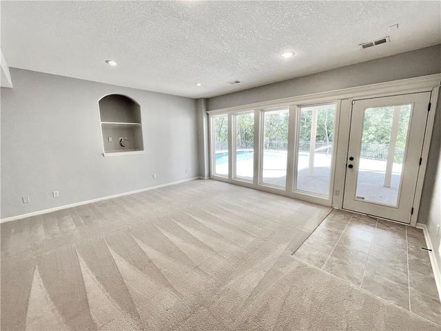8636 N Utica Avenue, Kansas City, MO 64053