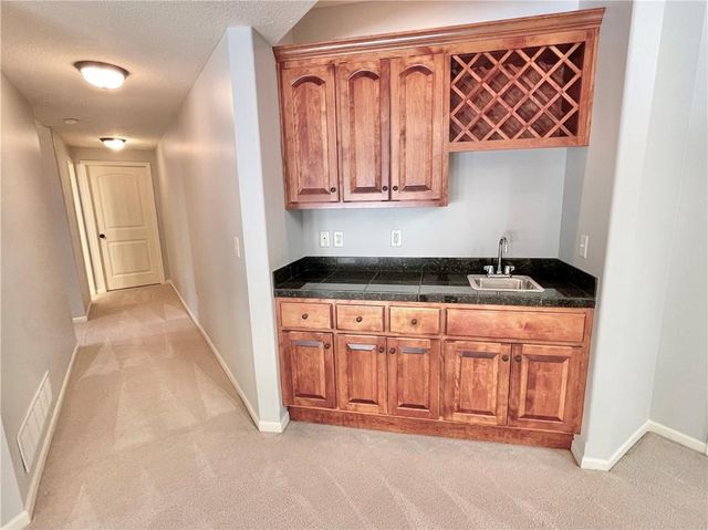 8636 N Utica Avenue, Kansas City, MO 64053
