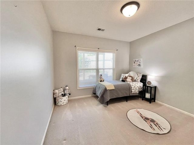 8636 N Utica Avenue, Kansas City, MO 64053