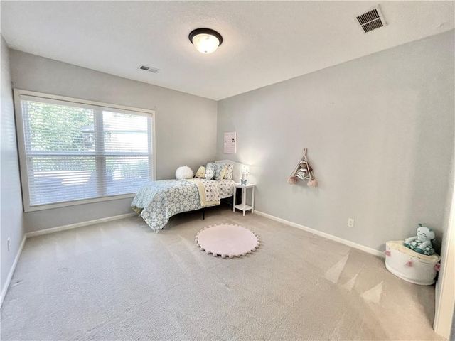 8636 N Utica Avenue, Kansas City, MO 64053