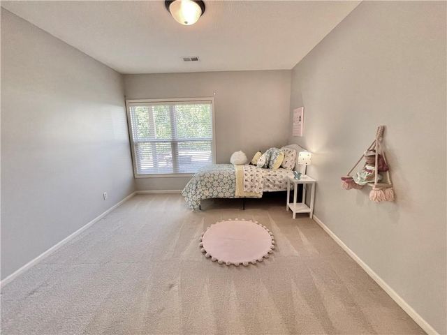 8636 N Utica Avenue, Kansas City, MO 64053