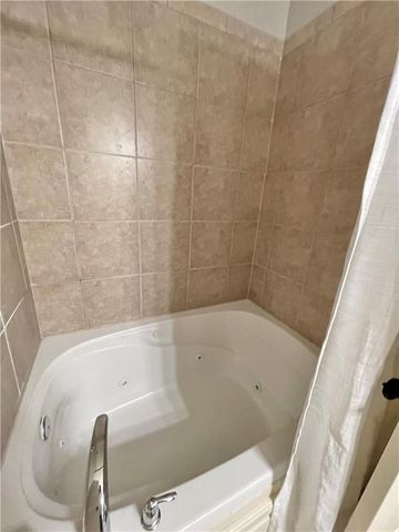 8636 N Utica Avenue, Kansas City, MO 64053