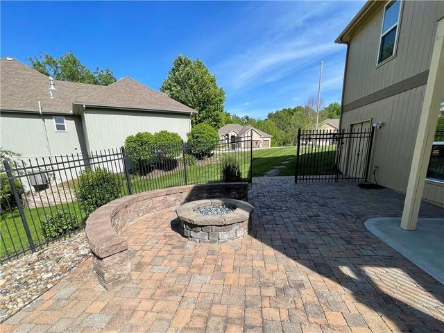 8636 N Utica Avenue, Kansas City, MO 64053