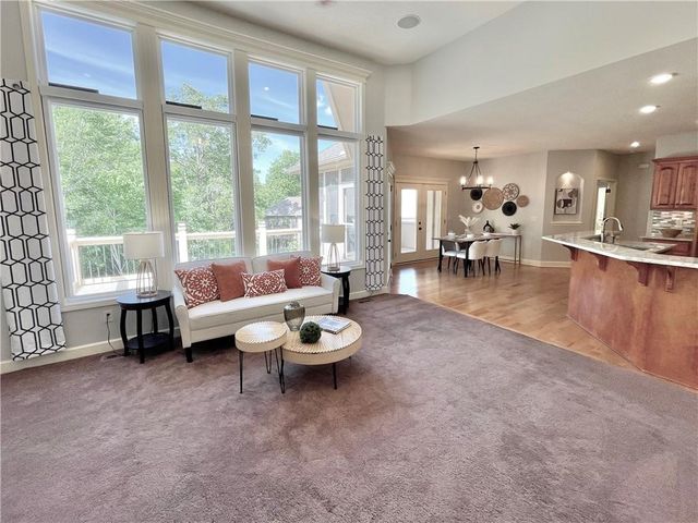 8636 N Utica Avenue, Kansas City, MO 64053