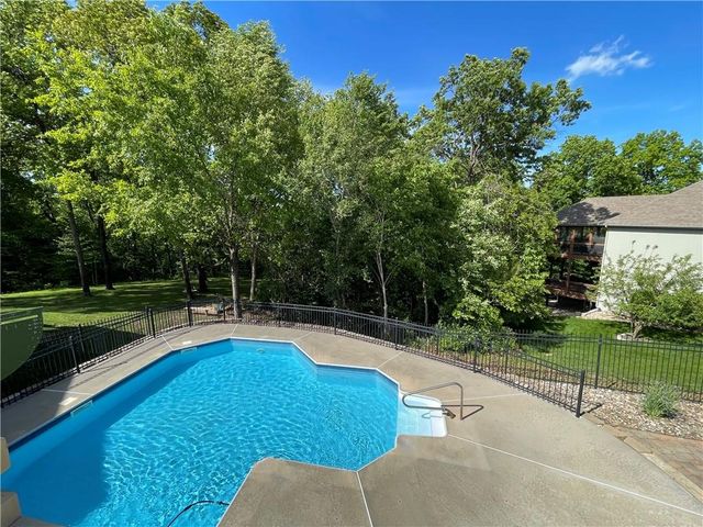 8636 N Utica Avenue, Kansas City, MO 64053