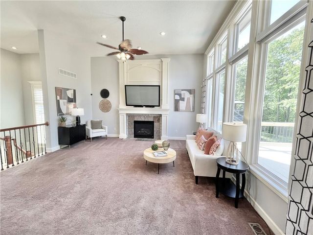 8636 N Utica Avenue, Kansas City, MO 64053