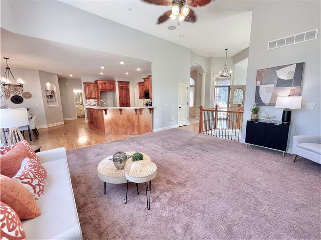 8636 N Utica Avenue, Kansas City, MO 64053