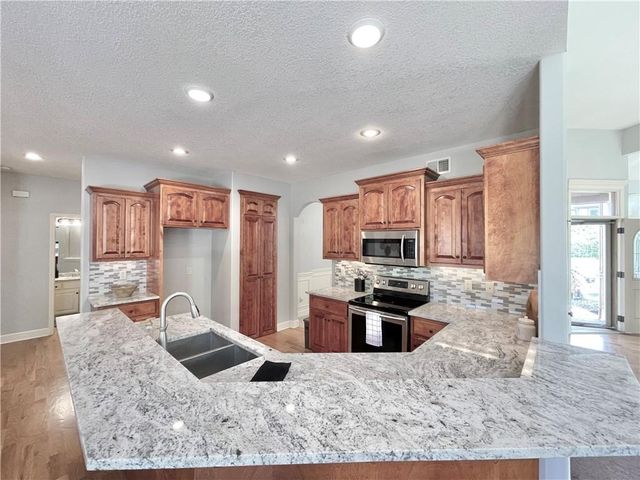 8636 N Utica Avenue, Kansas City, MO 64053