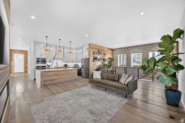 6942 W DOCKSIDER DR, South Jordan, UT 84009