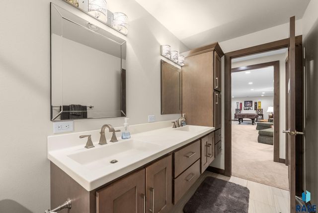 2905 W 77th St Street, Sioux Falls, SD 57108