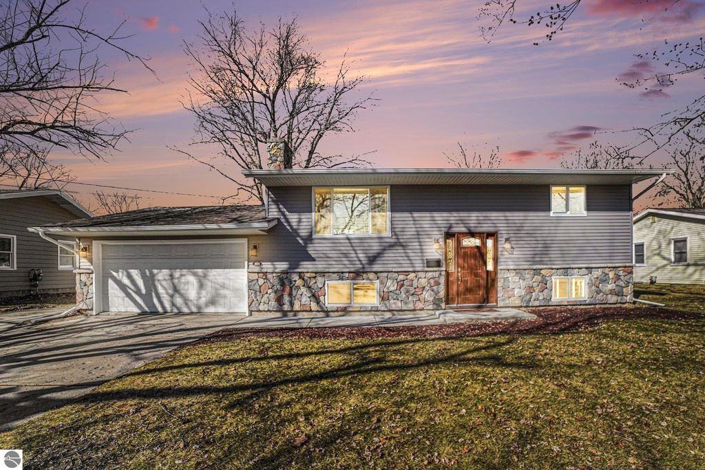 Image 1 of property listing at 898 Riverview, Alma, MI 48801