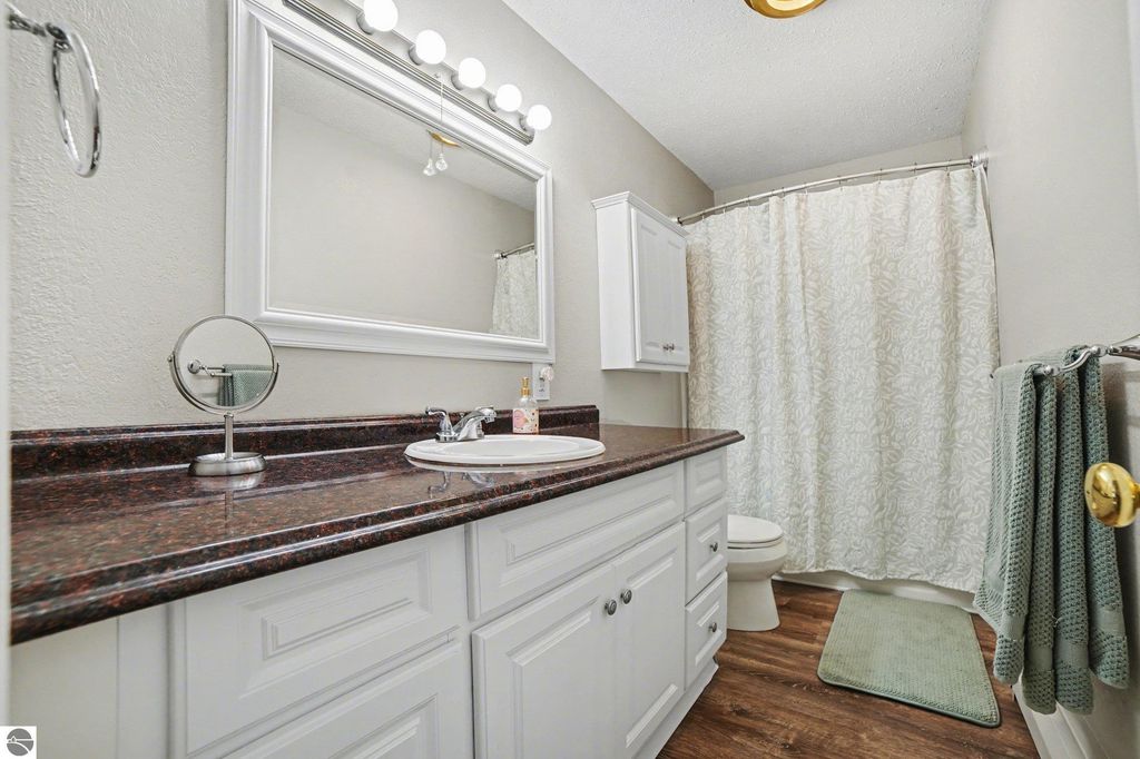 Image 10 of property listing at 898 Riverview, Alma, MI 48801