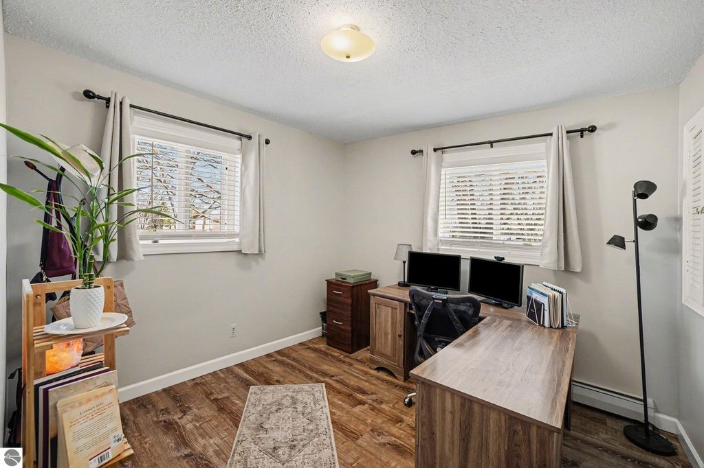 Image 11 of property listing at 898 Riverview, Alma, MI 48801