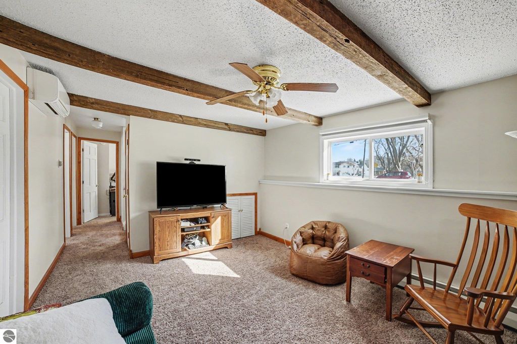 Image 12 of property listing at 898 Riverview, Alma, MI 48801