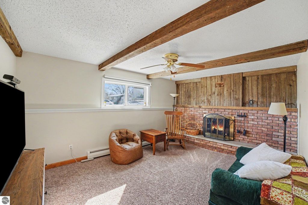 Image 13 of property listing at 898 Riverview, Alma, MI 48801