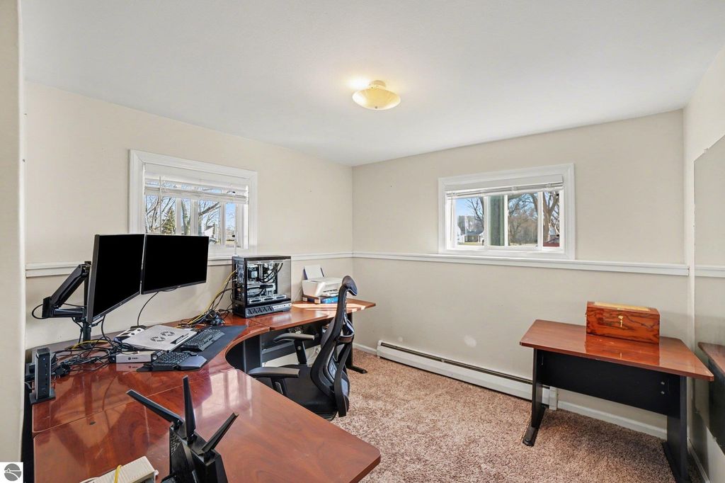 Image 14 of property listing at 898 Riverview, Alma, MI 48801