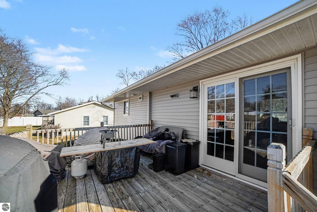 Image 16 of property listing at 898 Riverview, Alma, MI 48801