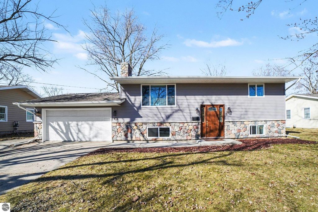 Image 2 of property listing at 898 Riverview, Alma, MI 48801