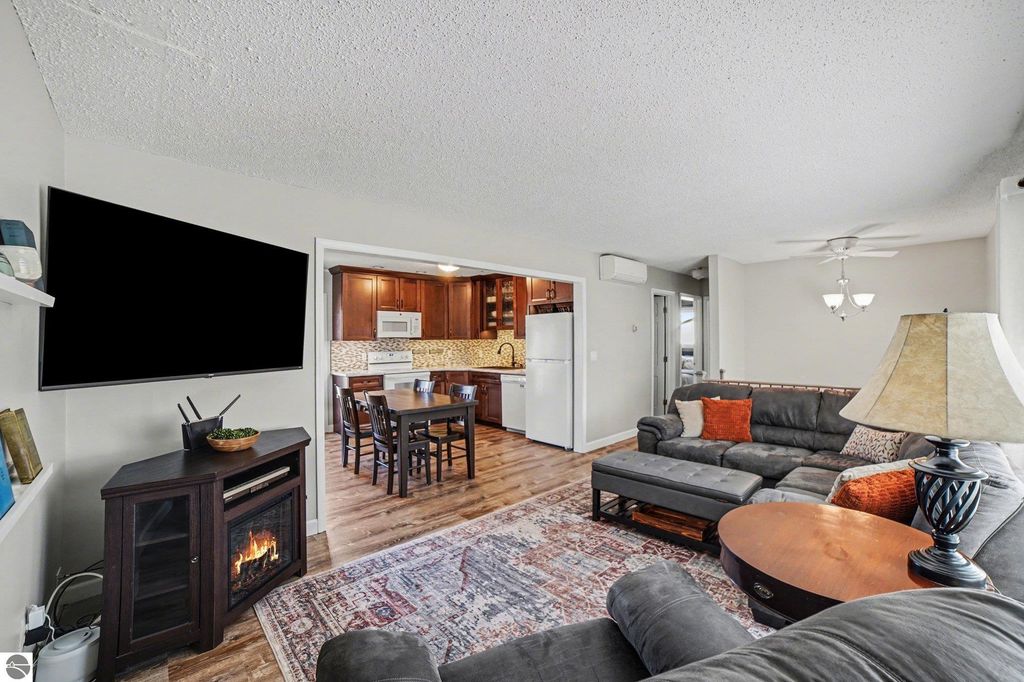 Image 4 of property listing at 898 Riverview, Alma, MI 48801