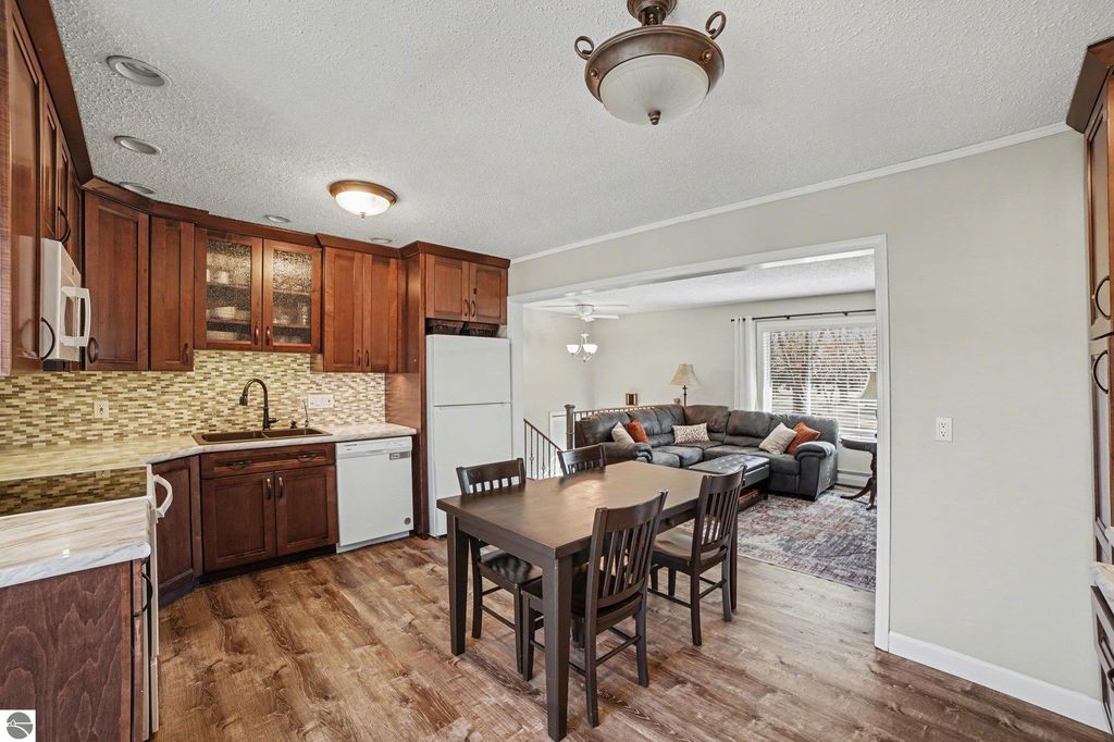 Image 5 of property listing at 898 Riverview, Alma, MI 48801