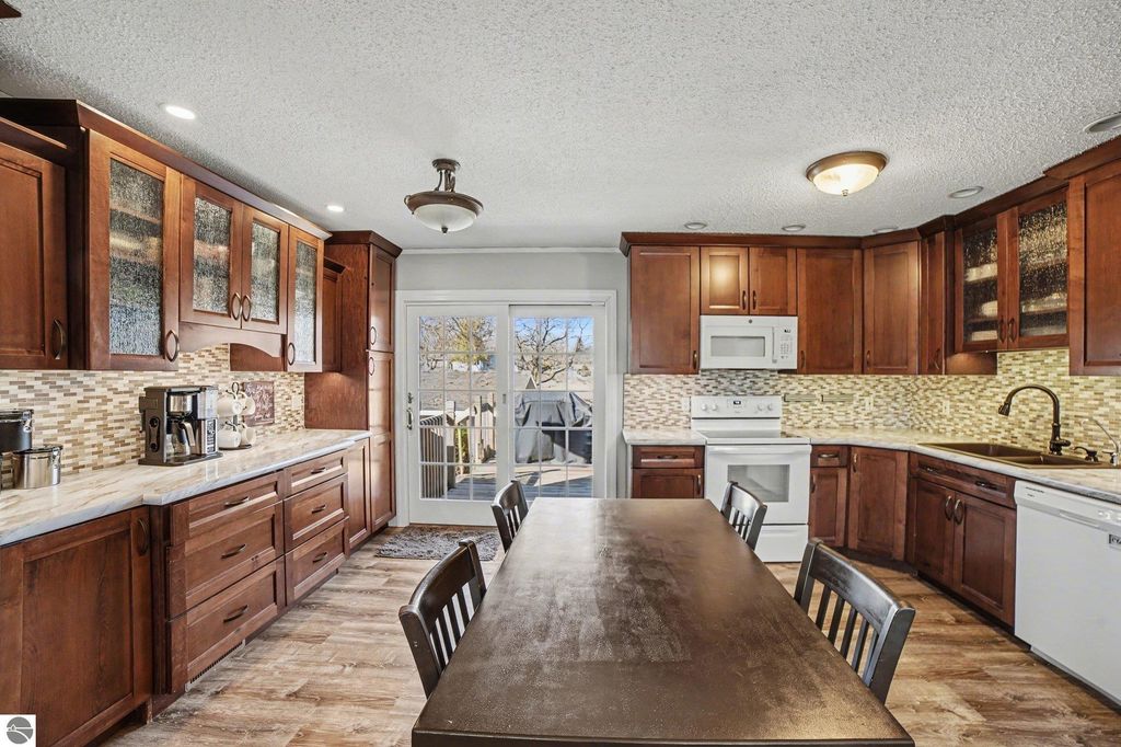 Image 6 of property listing at 898 Riverview, Alma, MI 48801