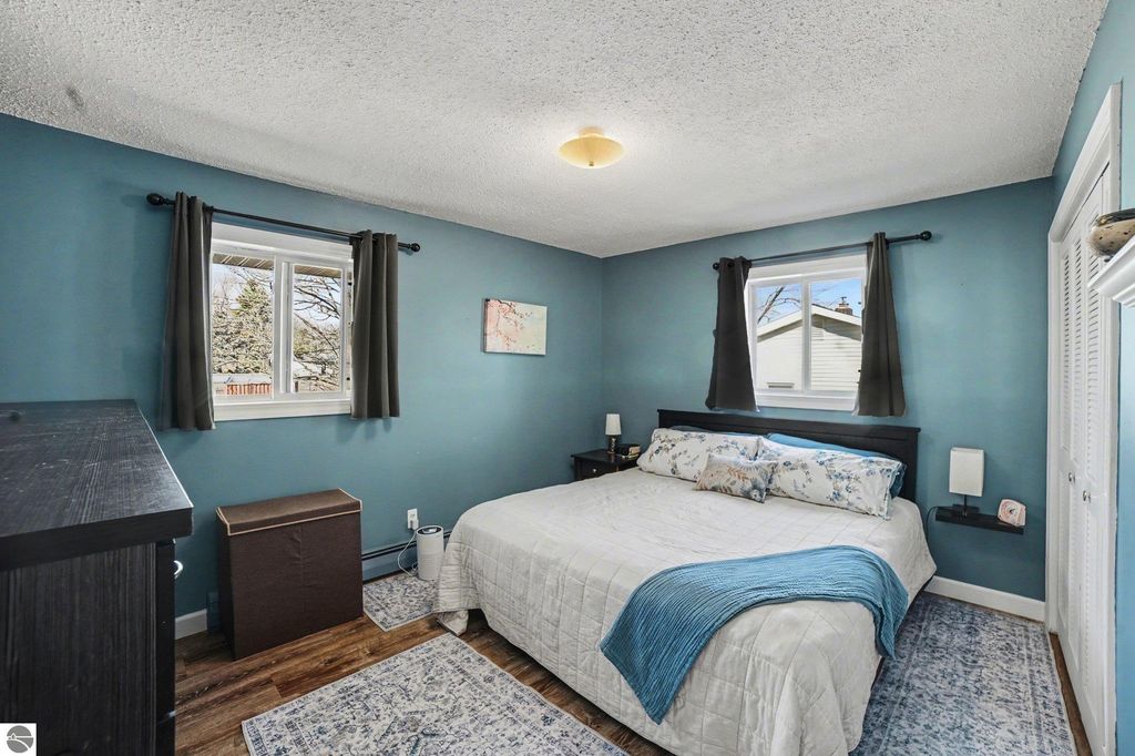 Image 7 of property listing at 898 Riverview, Alma, MI 48801