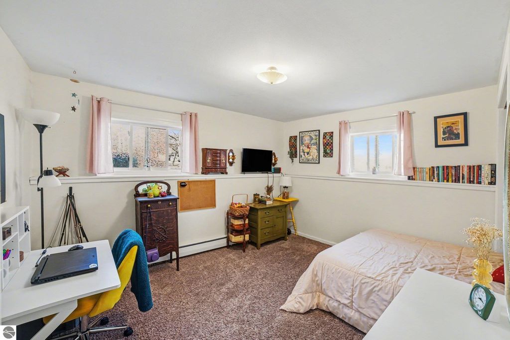 Image 8 of property listing at 898 Riverview, Alma, MI 48801