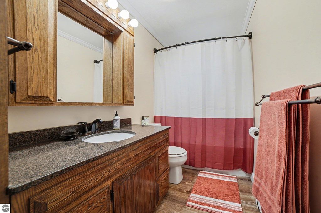 Image 9 of property listing at 898 Riverview, Alma, MI 48801