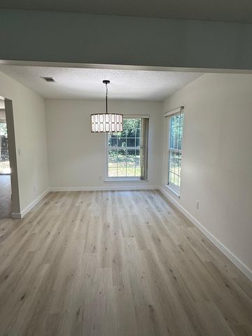 910 Elizabeth Lane, Shalimar, FL 32579